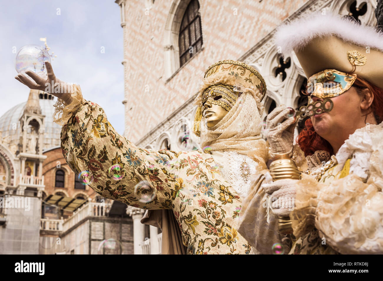 Gold costumes at venice carnival hi-res stock photography and images ...