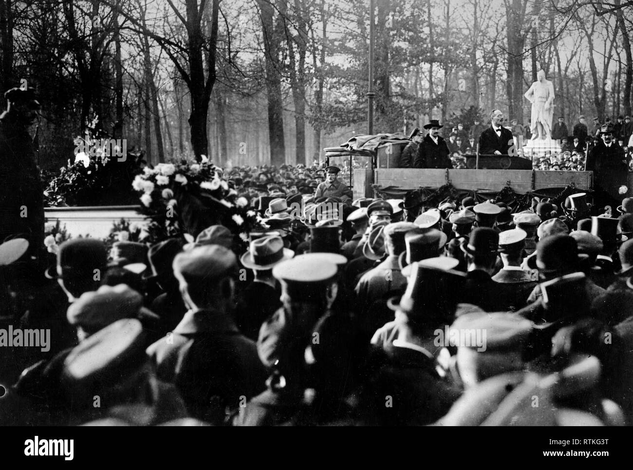 German Revolution - The last public appearance of Liebnecht, on Sieges Allee. After this inciting meeting he was arrested by Ebert Government troops, Berlin, Germany (possibly January 1919) Stock Photo