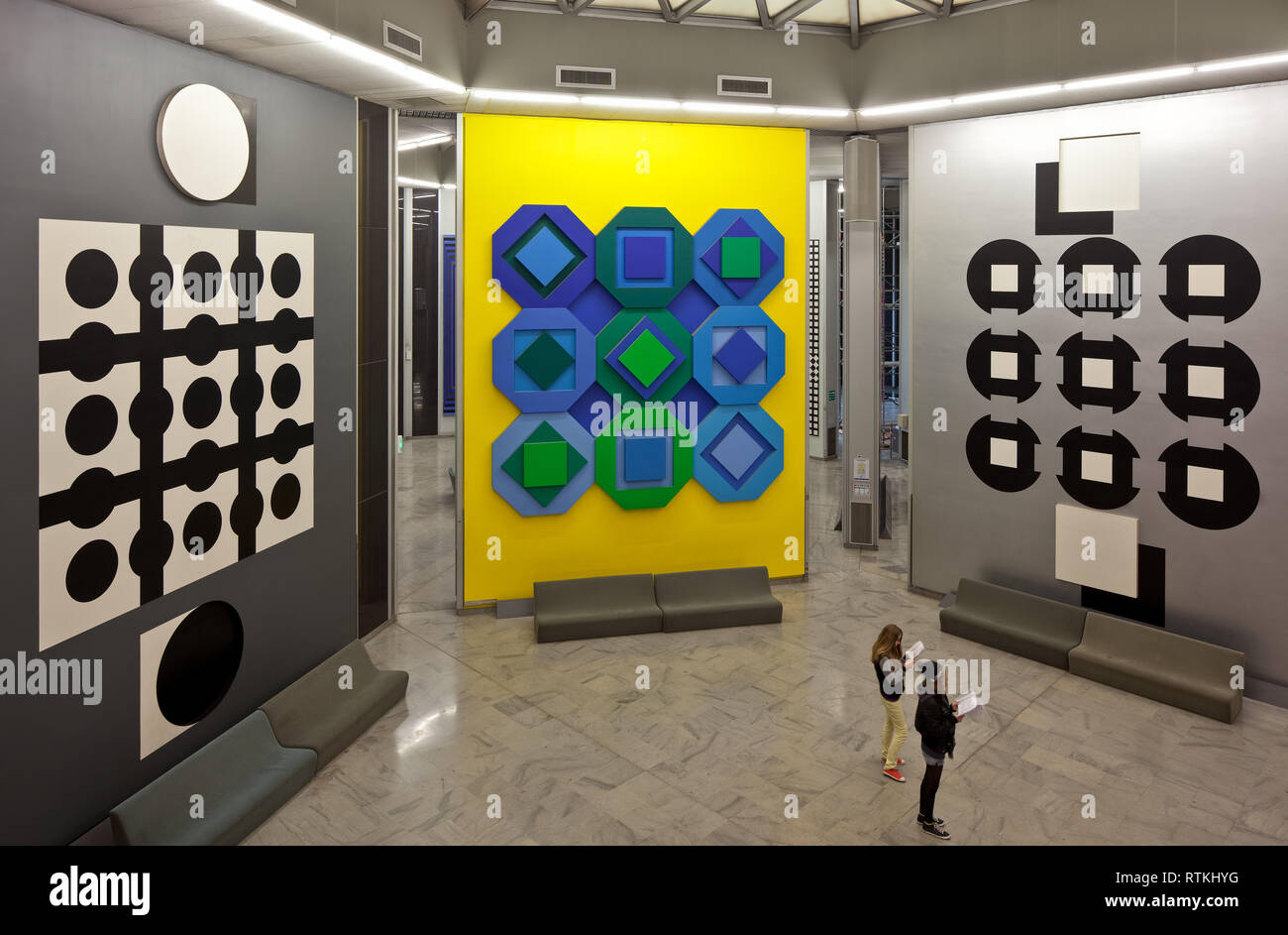 Frankr Aix-en-Provence VASARELY-Museum 60980 Op-Art - Wandinstallationen um 1975 v l n r Objekt-Nrn 105 106 und 101 6 m breit 8 m hoch Stock Photo