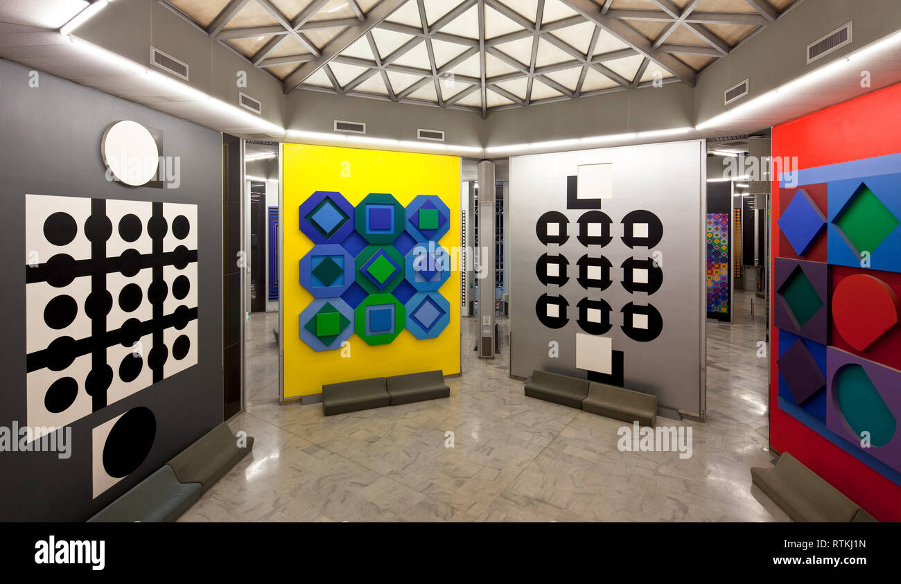 Frankr Aix-en-Provence VASARELY-Museum 61003 Op-Art - Wandinstallationen um 1975 v l n r Objekt-Nrn 105 106 und 101 rechts unbek 6 m breit 8 m hoch Stock Photo