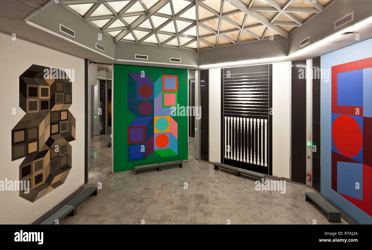 Frankr Aix-en-Provence VASARELY-Museum 61004 Op-Art - Wandinstallationen um 1975 v l n r Objekt-Nrn 138 137 140 und 142 6 m breit 8 m hoch Stock Photo