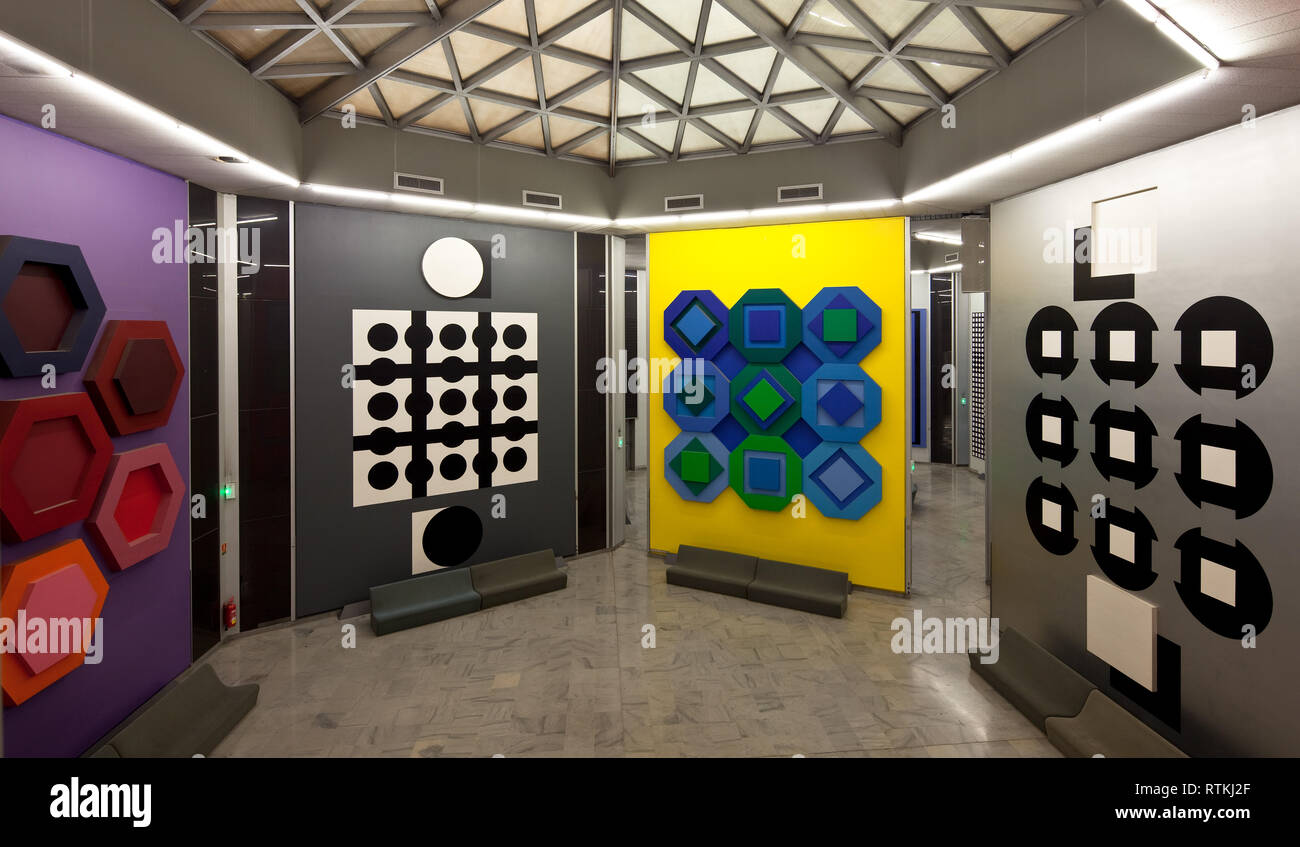 Frankr Aix-en-Provence VASARELY-Museum 61005 Op-Art - Wandinstallationen um 1975 v r n l Objekt-Nrn 101 106 und 105 links unbek 6 m breit 8 m hoch Stock Photo