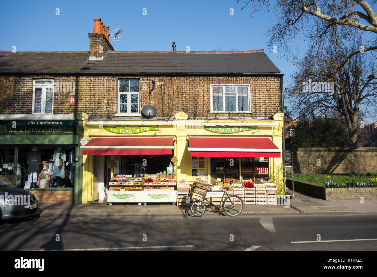 Two Peas In a Pod - sunlit greengrocers corner shop in Barnes, southwest London, UK Stock Photo