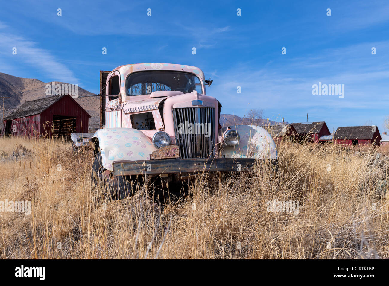 Antique truck abandoned in a farm field Stock Photo - Alamy