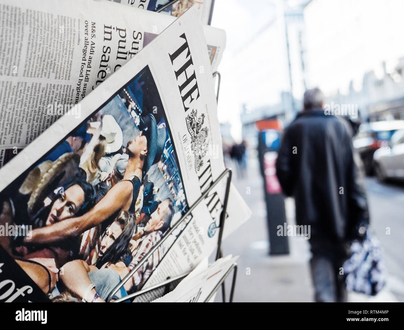 News stand kiosk in paris hi-res stock photography and images - Alamy