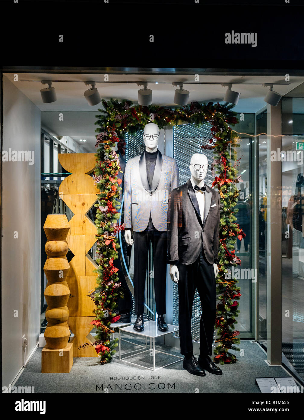 STRASBOURG, FRANCE - NOV 21, 2017: Silhouettes of couple walking in front  of the decorated Mango Store windows facade with manequins wearing latest  male fashion collection Stock Photo - Alamy
