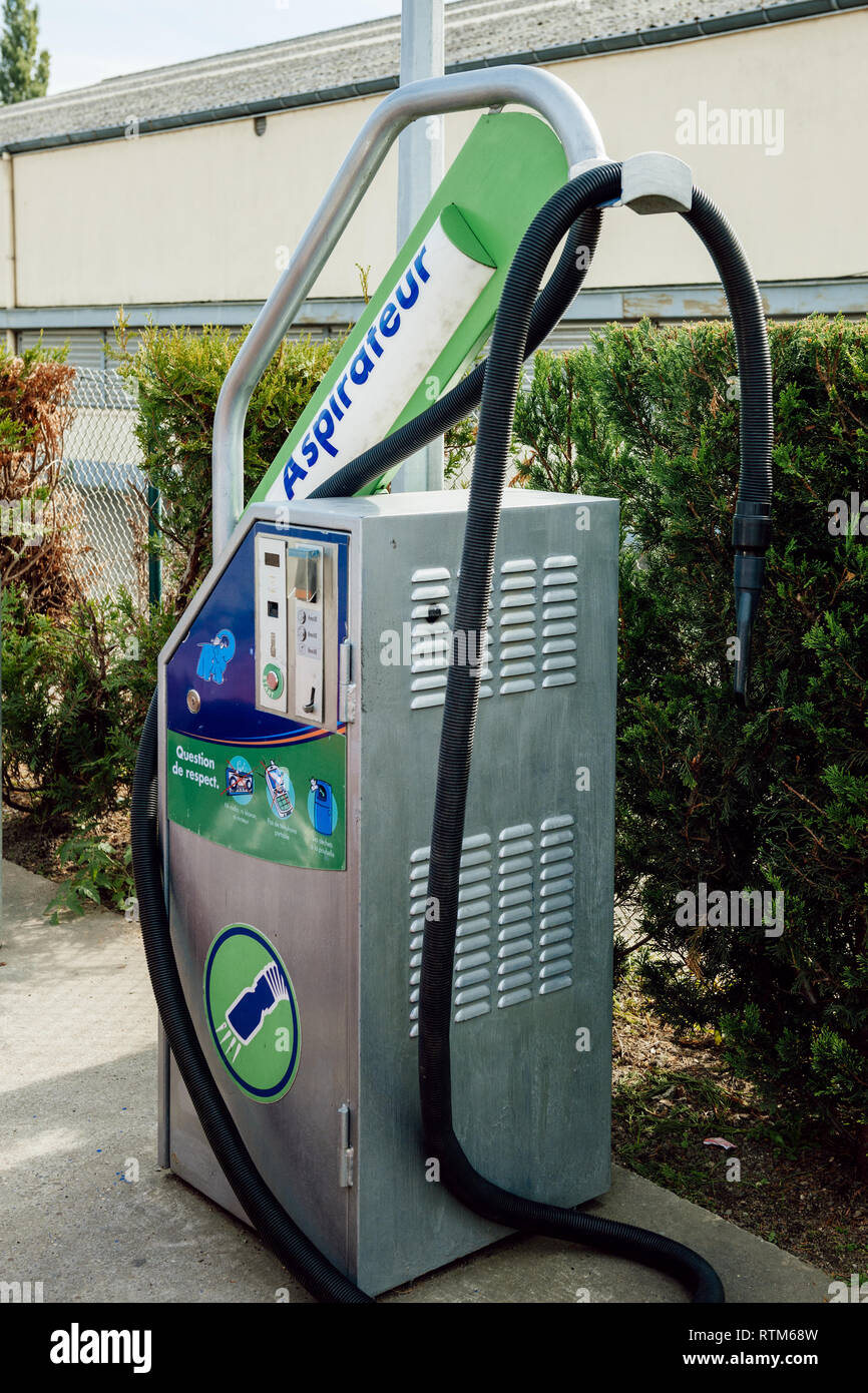 STRASBOURG, FRANCE - SEP 28, 2014: Elephant Bleu car wash station vacuum  cleaner device operated by coins and jetons Stock Photo - Alamy