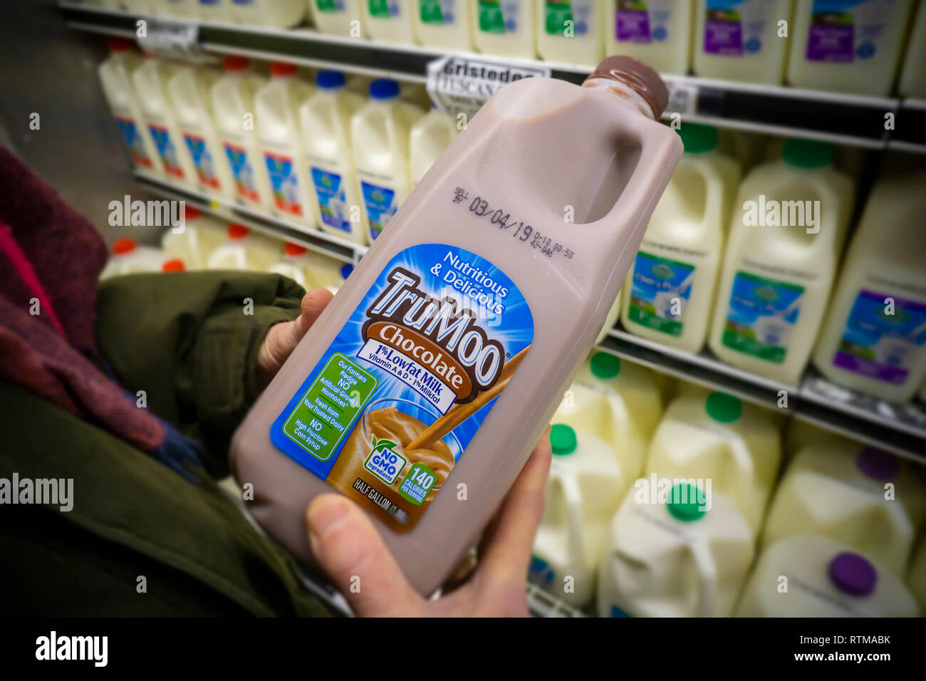 https://c8.alamy.com/comp/RTMABK/a-shopper-chooses-a-half-gallon-jug-of-dairy-producer-dean-foods-trumoo-brand-chcolate-flavored-milk-in-a-supermarket-in-new-york-on-tuesday-february-26-2019-dean-foods-is-scheduled-to-report-earnings-on-wednesday-prior-to-the-bell-richard-b-levine-RTMABK.jpg