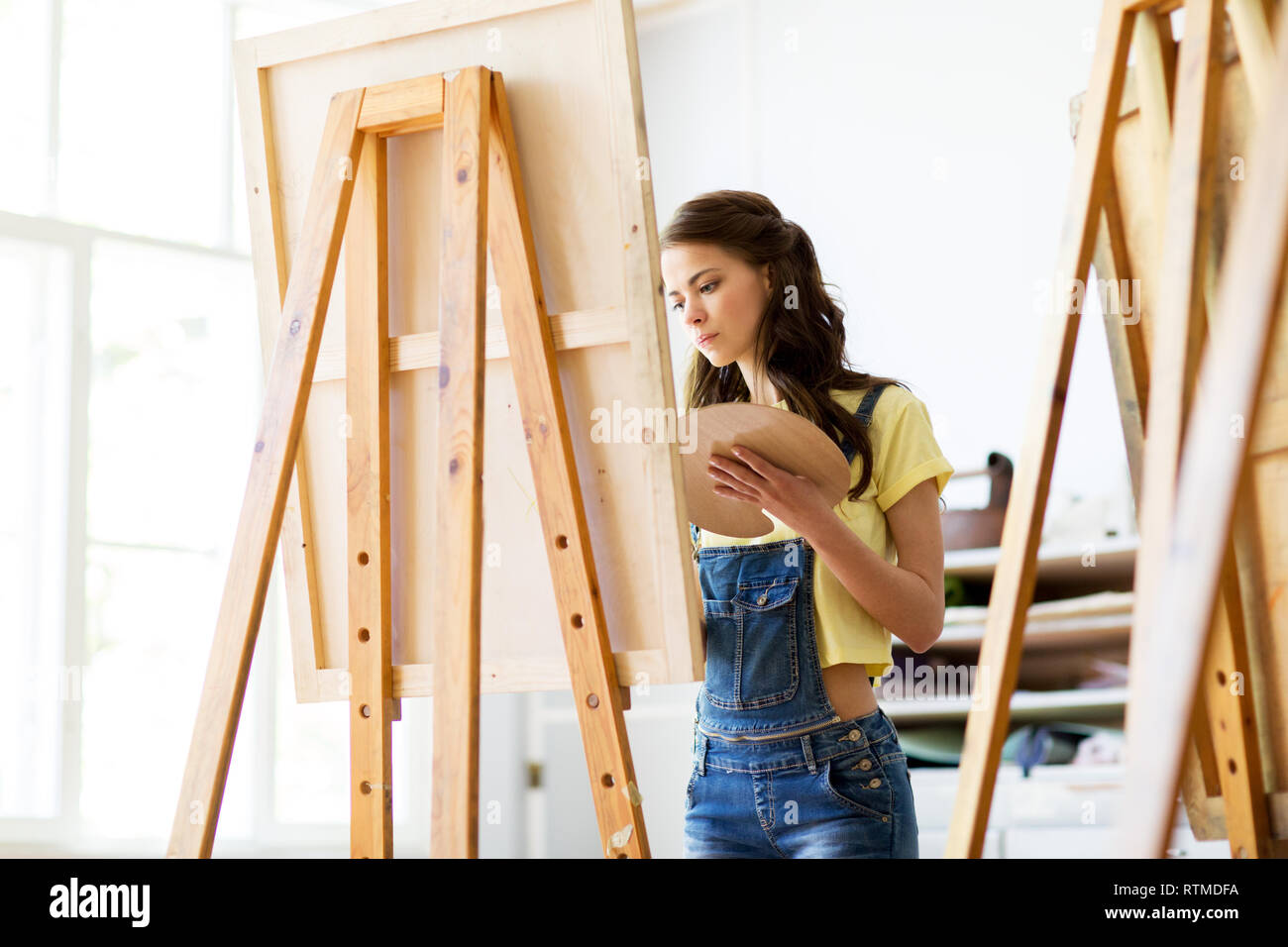 student girl with easel painting at art school Stock Photo - Alamy