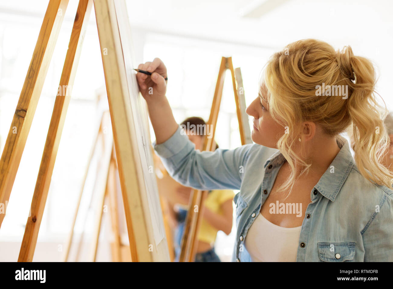 woman with easel drawing at art school studio Stock Photo - Alamy