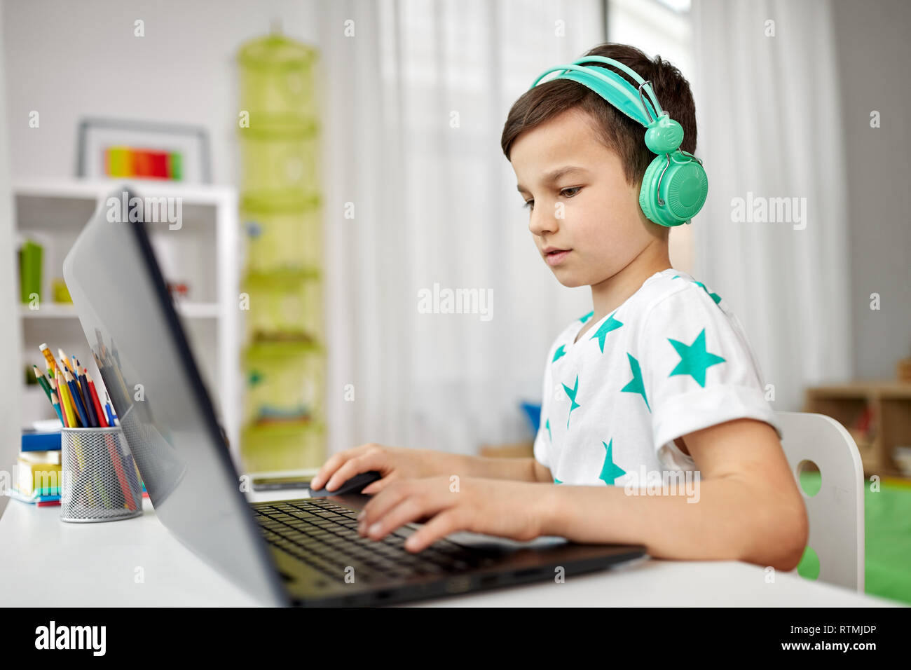 Girl and Boy Playing Games Online Stock Image - Image of lifestyle,  headset: 84312579