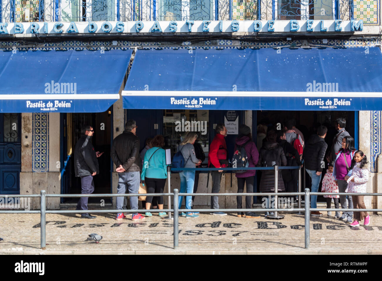 Pasteis de belem queue hires stock photography and images Alamy