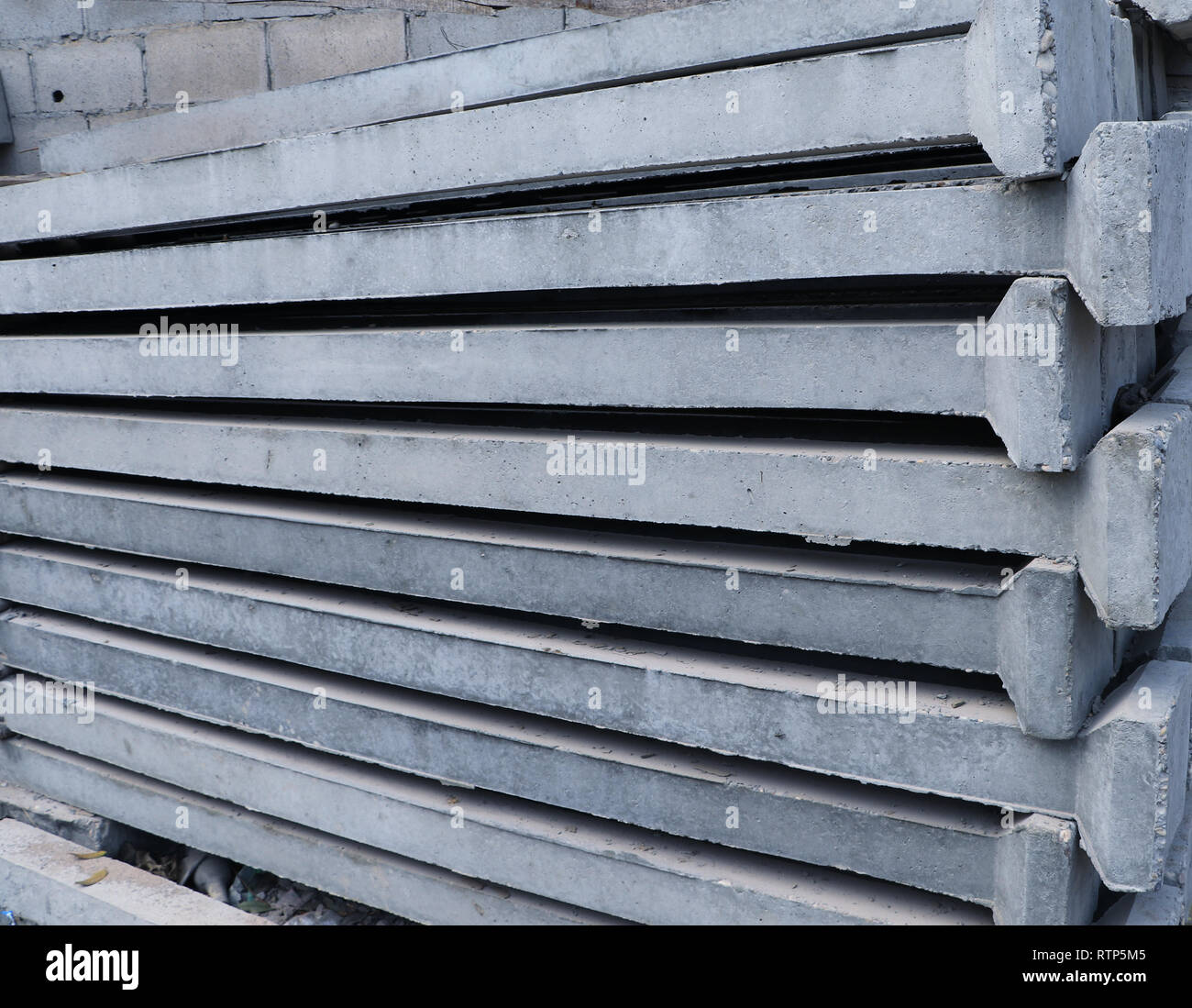 Stacking of precast concrete pillars Stock Photo Alamy