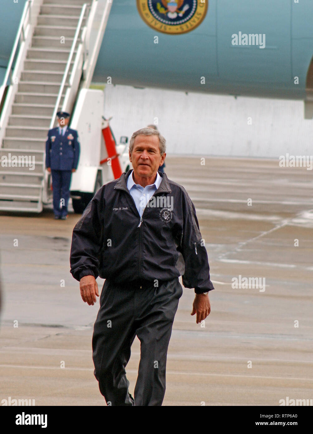 President George W. Bush exits Air Force One to speak to military members during a visit to McGhee Tyson Air National Guard Base, Tennessee Apr. 22, 2005.  (U.S. Air National Guard photo by Senior Airman Kendra Owenby) Stock Photo