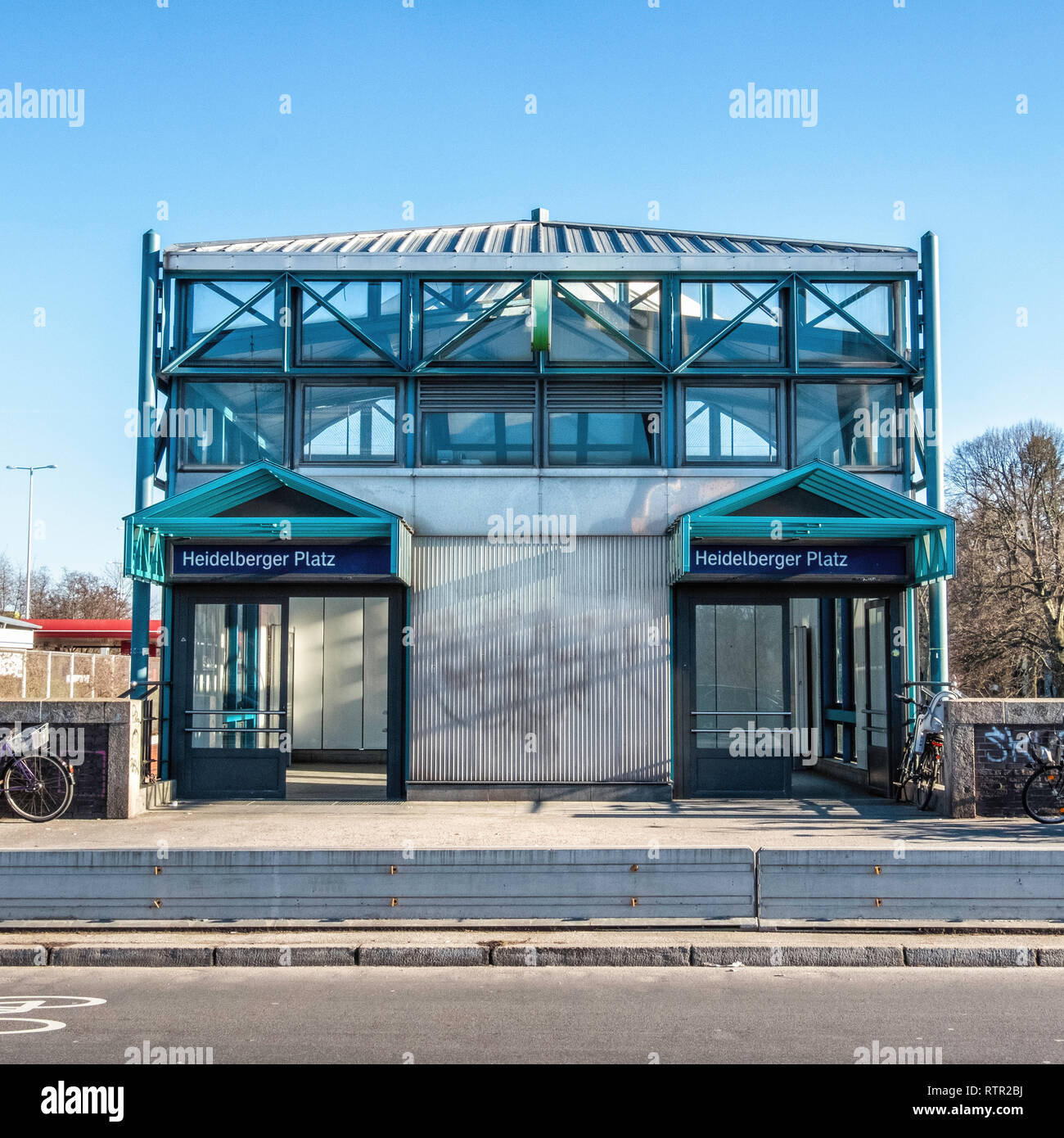 Berlin Wilmersdorf. Heidelberger Platz S-Bahn railway station with covered  platform is on the Ringbahn (Circle Line) and services the S41 And S42 Line  Stock Photo - Alamy