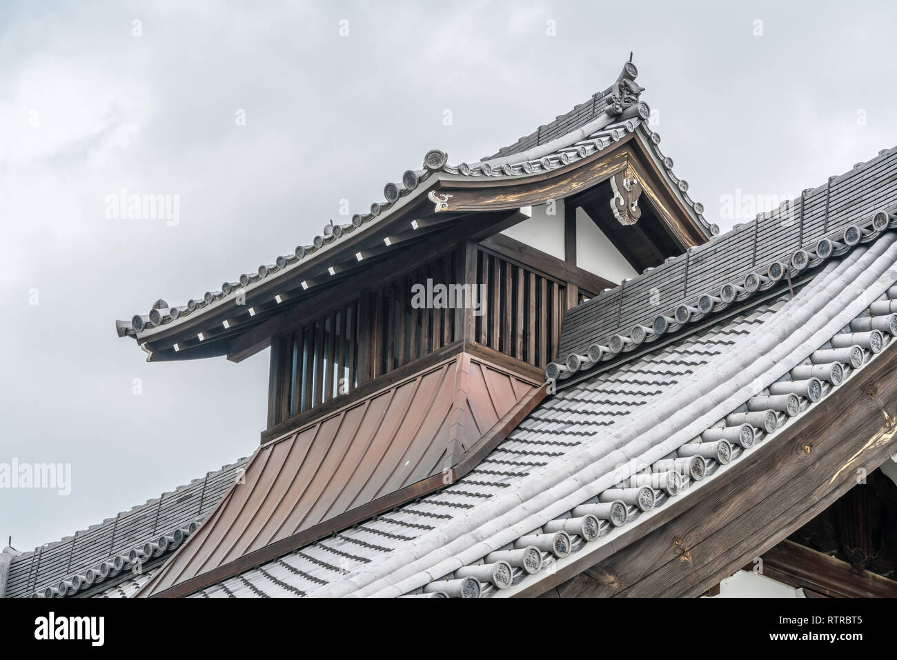 Kuri building of Tenryu-ji Temple Complex. Onigawara (Ogre tile) and 'Tenryuji Temple' Inscription in circular tiles (marugawara) roof detail. Arashiy Stock Photo