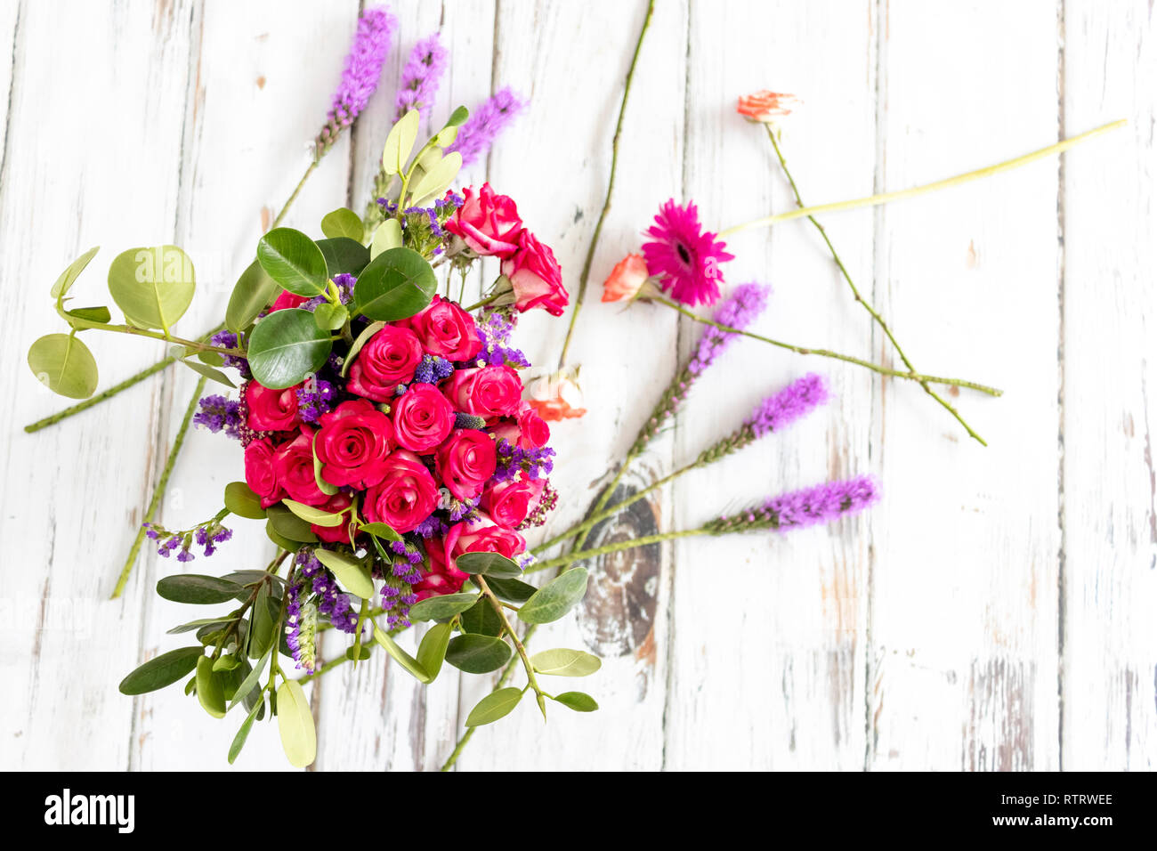 Arrangement of roses and red carnations Stock Photo Alamy