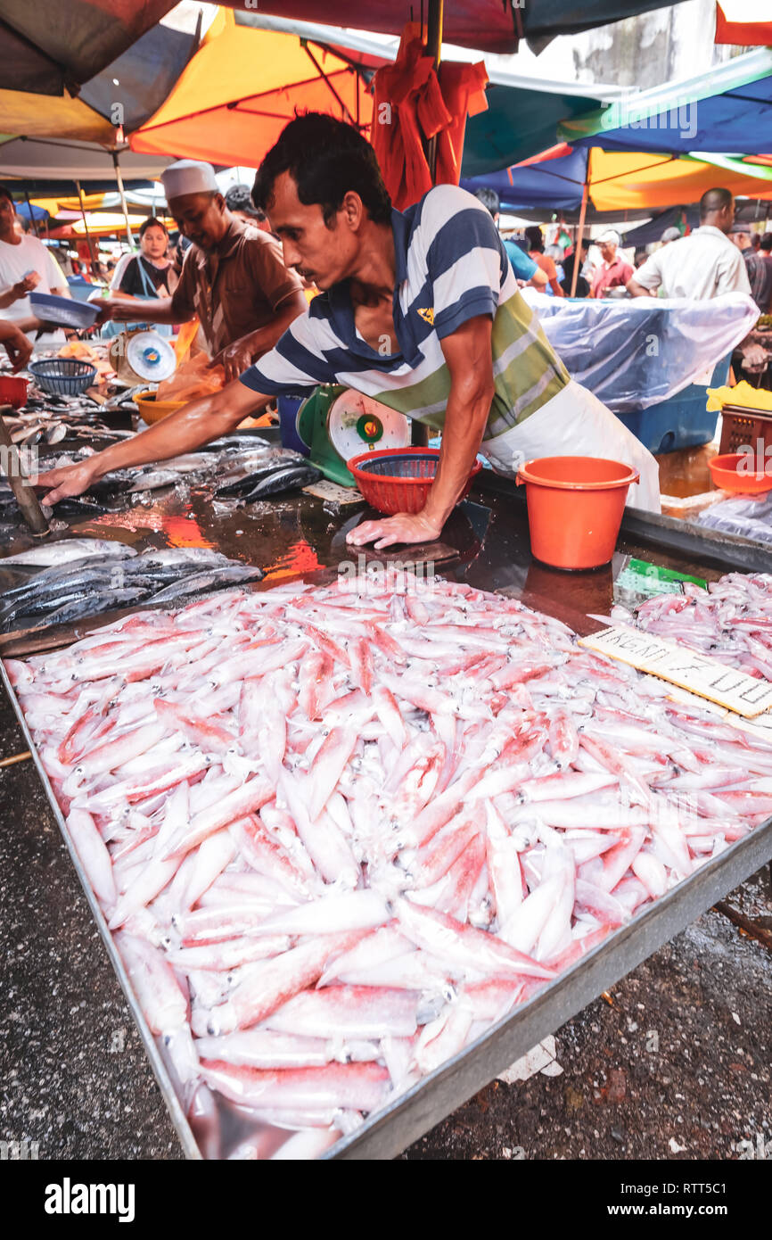KUALA LUMPUR / MALAYSIA / JUNE 2014 Selling seafood in the Pudu street