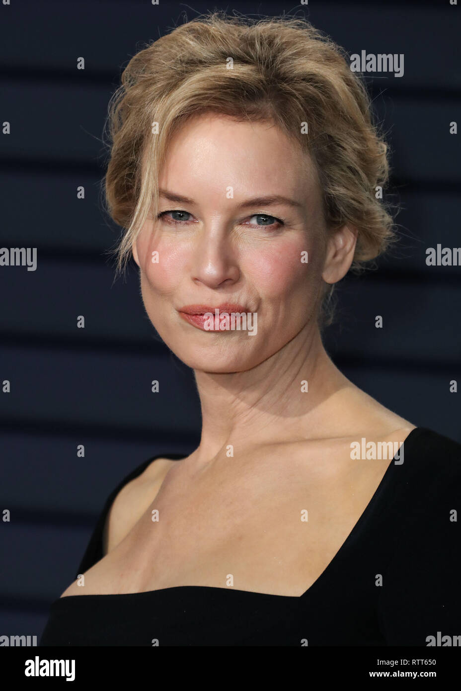 BEVERLY HILLS, LOS ANGELES, CA, USA - FEBRUARY 24: Actress Renee Zellweger wearing an A.W.A.K.E dress, Jimmy Choo shoes, David Webb jewelry, and a William and Son clutch arrives at the 2019 Vanity Fair Oscar Party held at the Wallis Annenberg Center for the Performing Arts on February 24, 2019 in Beverly Hills, Los Angeles, California, United States. (Photo by Xavier Collin/Image Press Agency) Stock Photo