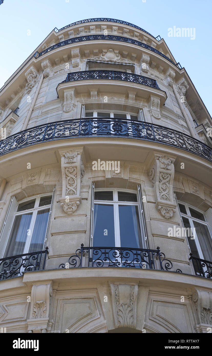 Traditional French house with typical balconies and windows. Paris Stock Photo Alamy