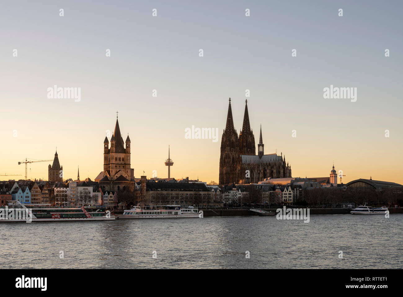 Köln, Blick von der rechten Rheinseite auf Dom, Groß-Sankt-Martin und Rathaus Stock Photo