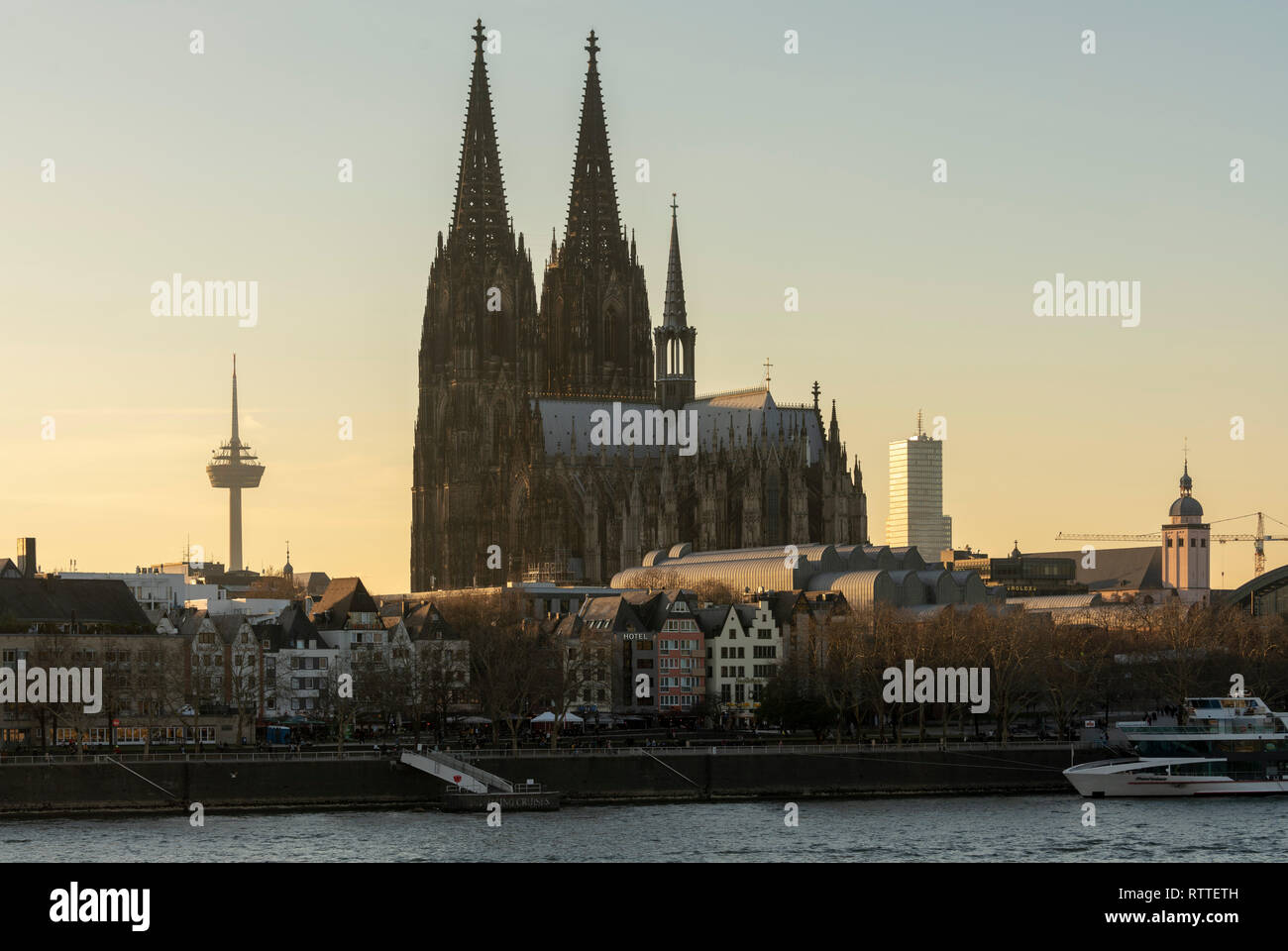 Köln, Blick von der rechten Rheinseite auf Dom und Fernsehturm Stock Photo