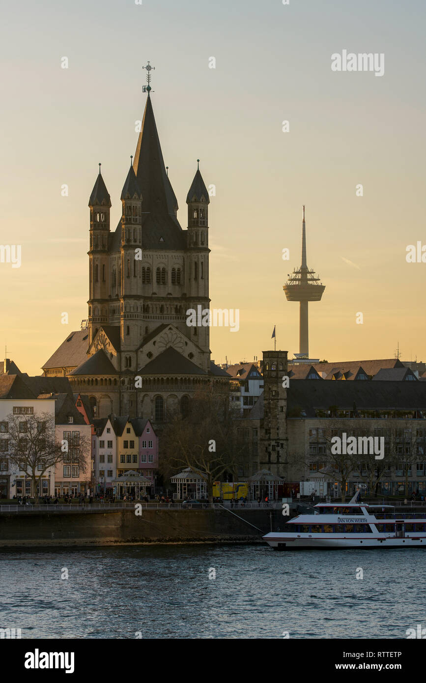 Köln, Blick von der rechten Rheinseite auf Groß-Sankt-Martin und Fernsehturm Stock Photo
