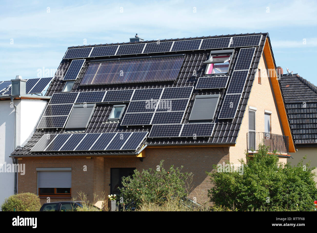 Modern residential building with solar roof, Lilienthal, Lower Saxony, Germany I Modernes Wohngebäude mit Solardach,  Lilienthal, Niedersachsen, Deuts Stock Photo