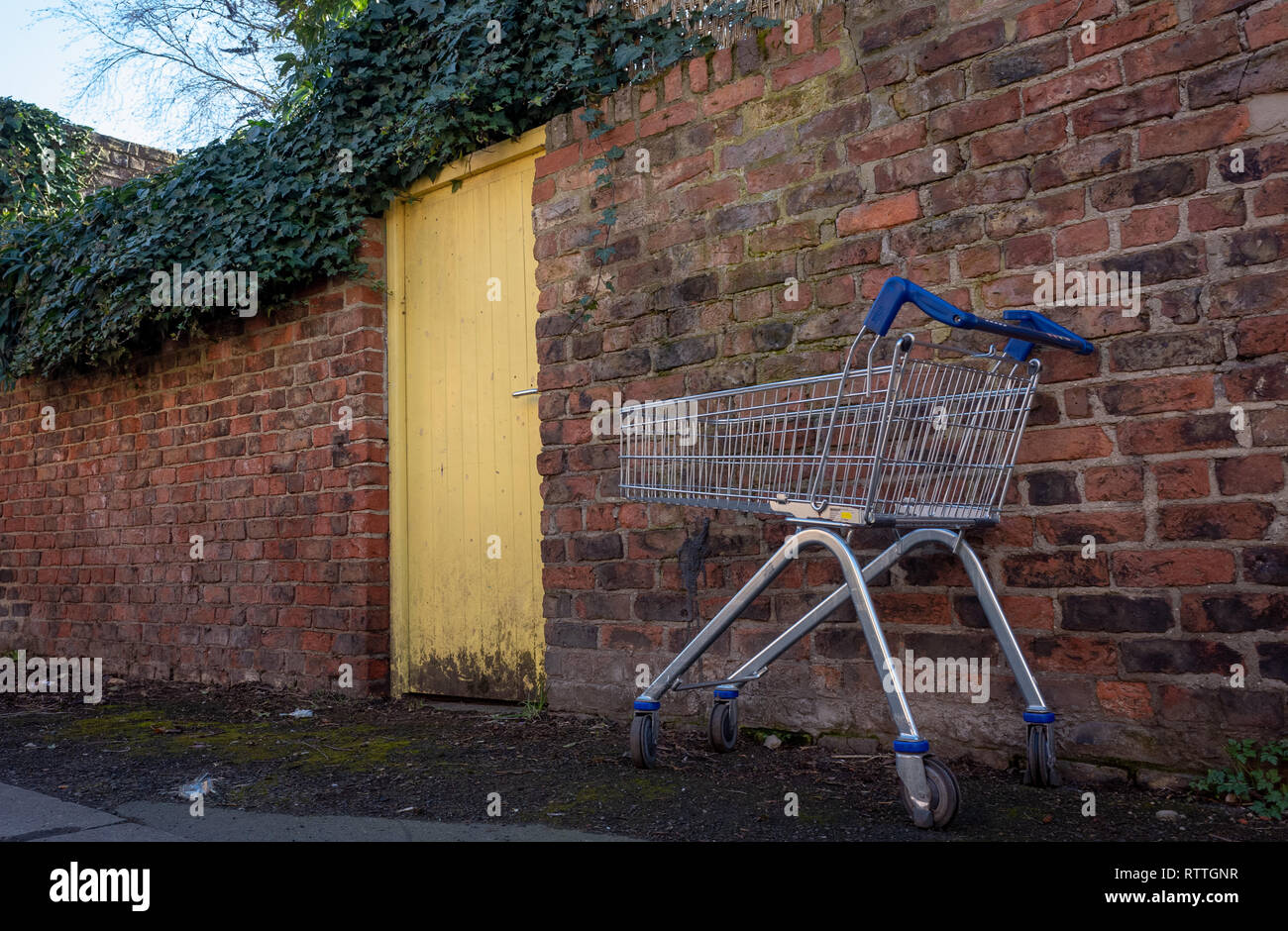 Abandoned shopping trolley in York backstreet Stock Photo