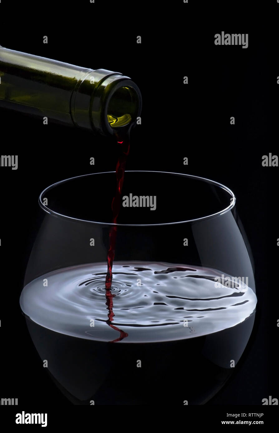 https://c8.alamy.com/comp/RTTNJP/red-wine-pouring-down-from-a-bottle-RTTNJP.jpg
