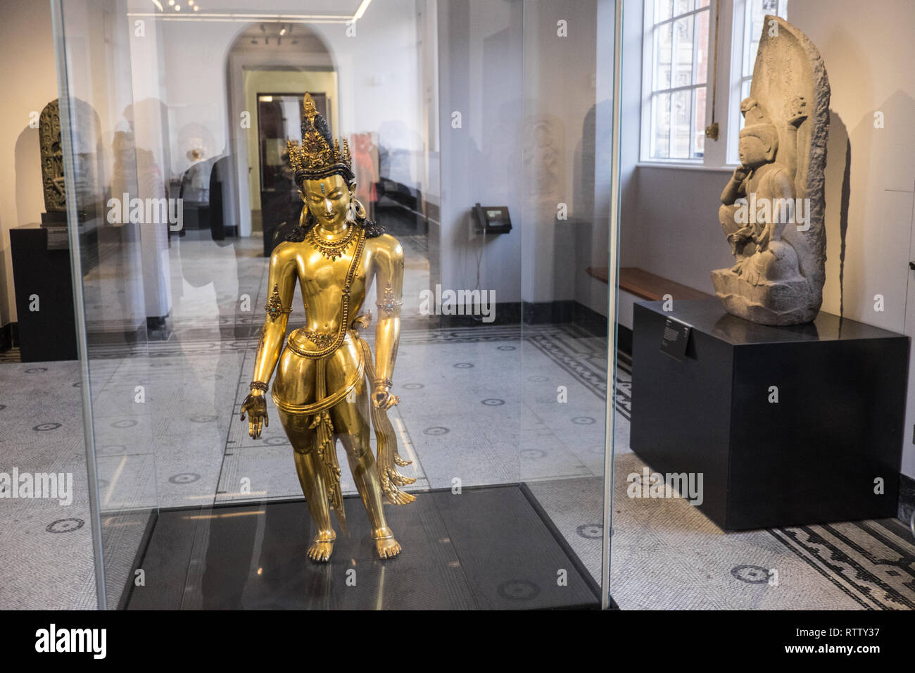 sculpture v and a museum