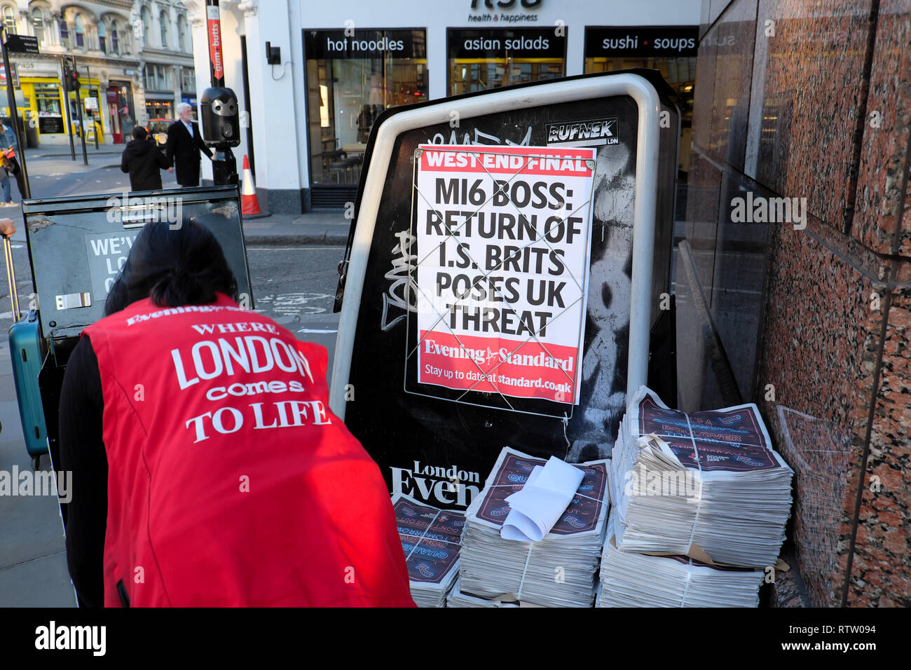 Evening Standard newspaper poster in Brixton street  'MI6 Boss: Return of I.S. Brits Poses UK Threat'  South London UK  KATHY DEWITT Stock Photo