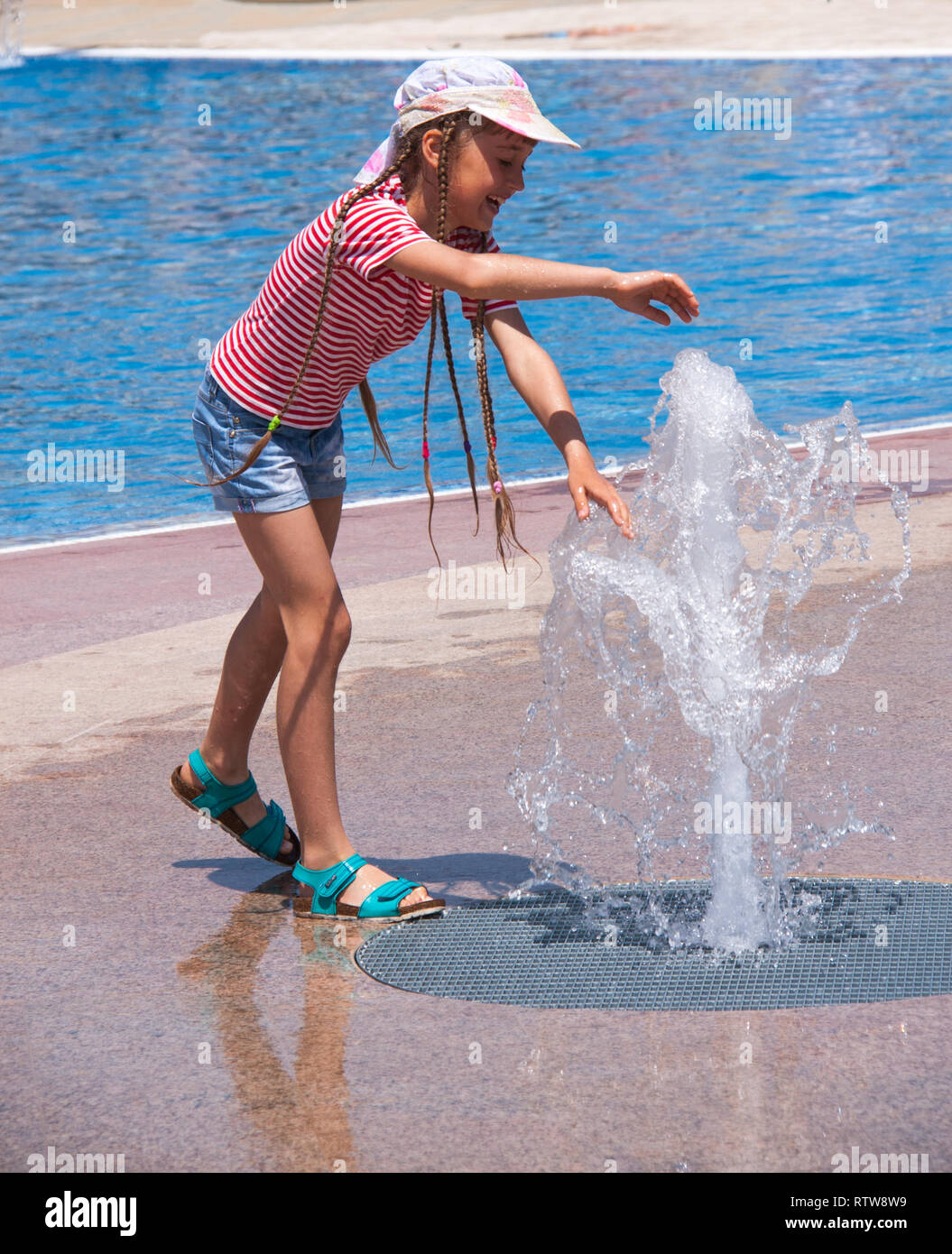 girl playing in the fountain in the park Stock Photo - Alamy