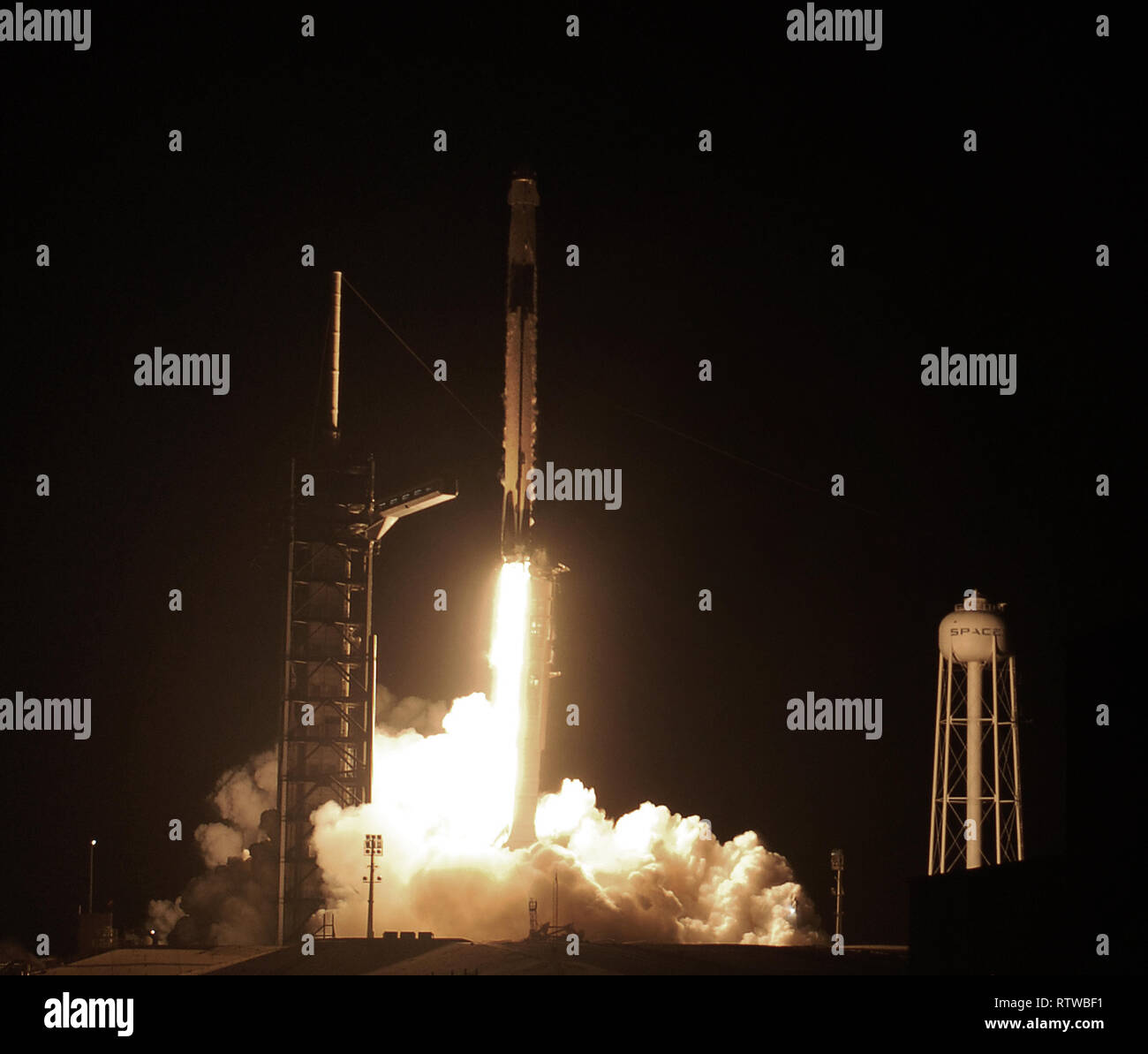 March 2, 2019 - Kennedy Space Center, Florida, United States - A SpaceX Falcon 9 rocket carrying the unmanned Crew Dragon capsule launches successfully on its first flight, Demo-1, on March 2 at 2:49 a.m.EST from Pad 39A at the Kennedy Space Center in Florida. (Paul Hennessy/Alamy) Stock Photo