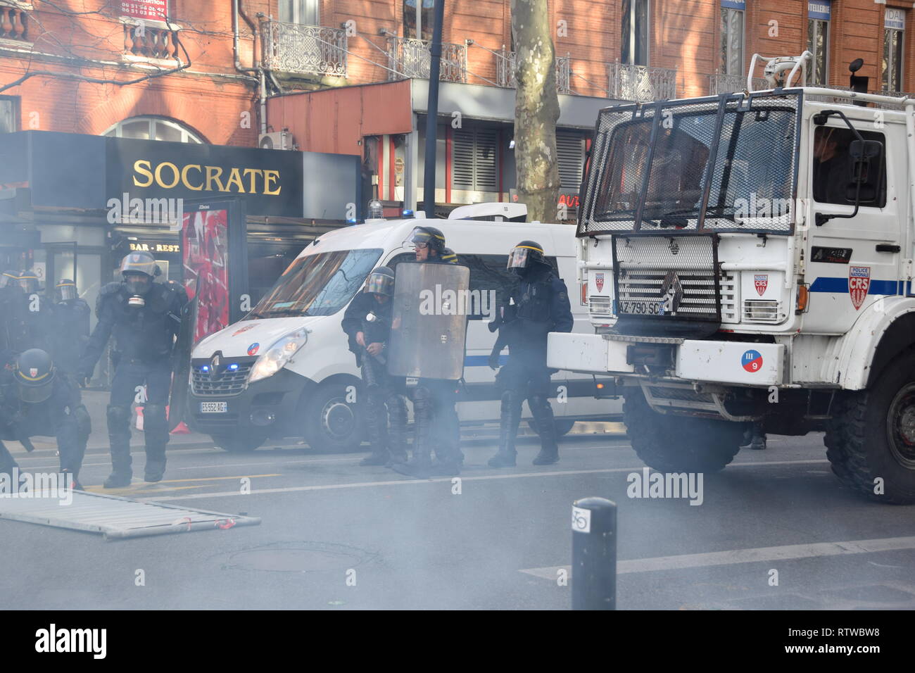 Toulouse, France. 2nd March 2019. The weekly serious clashes occured once more time on March the 2nd 2019  in the streets of Toulouse, France, between riot police units and the yellow vest (gilets jaunes). Police largely used tear gas. Credit: Corentin LE GALL/Alamy Live News Stock Photo