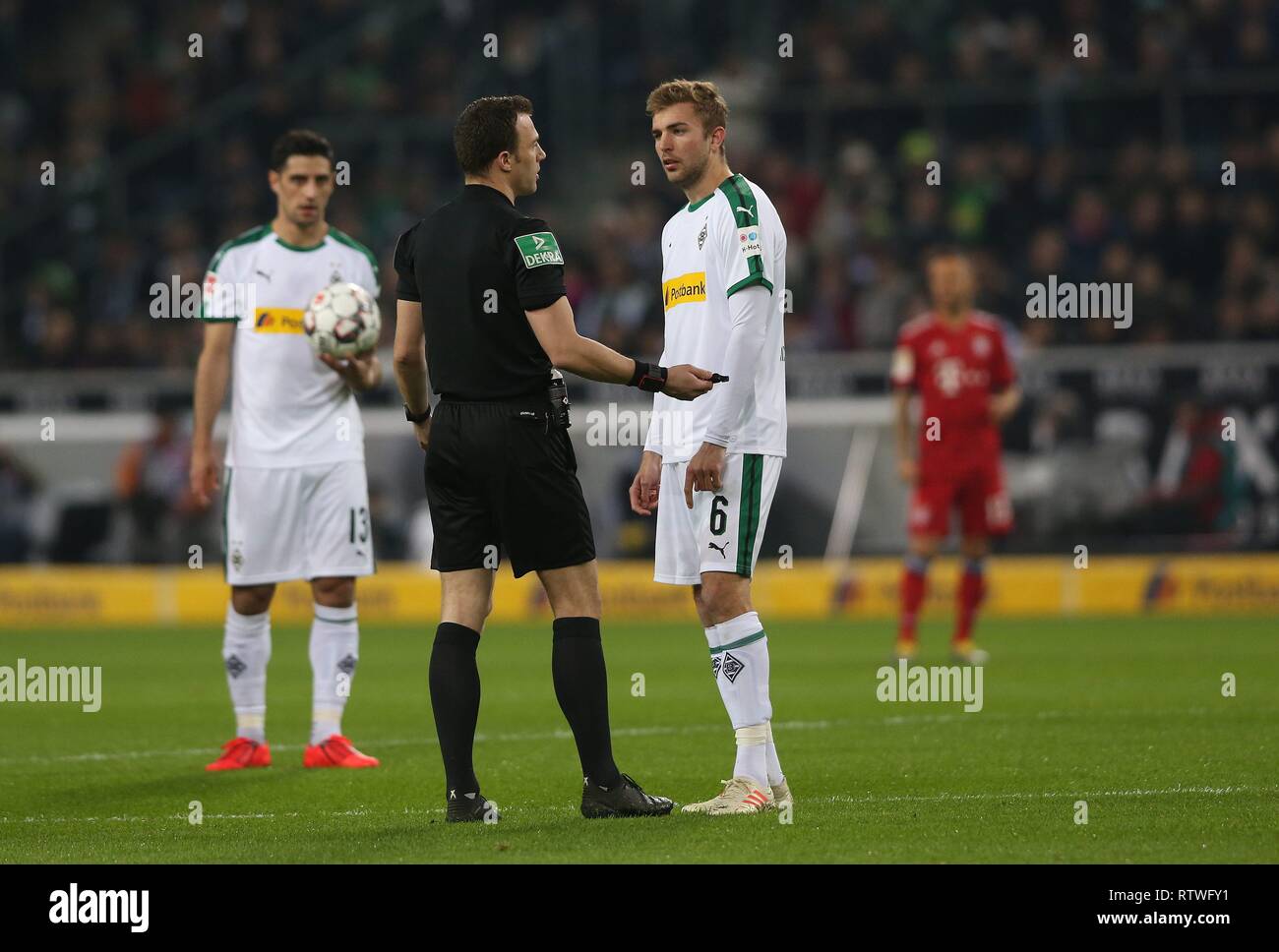 Monchengladbach Deutschland 02nd Mar 2019 Firo 02 03 2019 Football 1 Bundesliga Season 2018 2019 Borussia Monchengladbach Gladbach Bayern Munich 1 5 Discussion Kramer Gladbach With Referee Felix Zwayer Because Of The Foul Before The