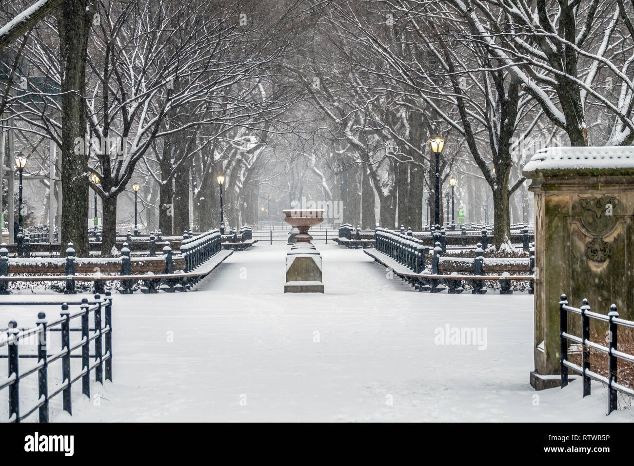 Central Park, Manhattan, New York City in winter at the mall in snow ...
