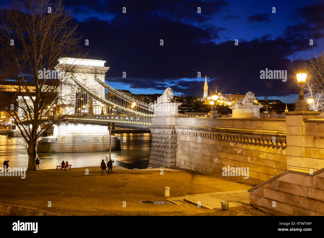 Night falls at the Chain Bridge in Budapest, Hungary. Stock Photo