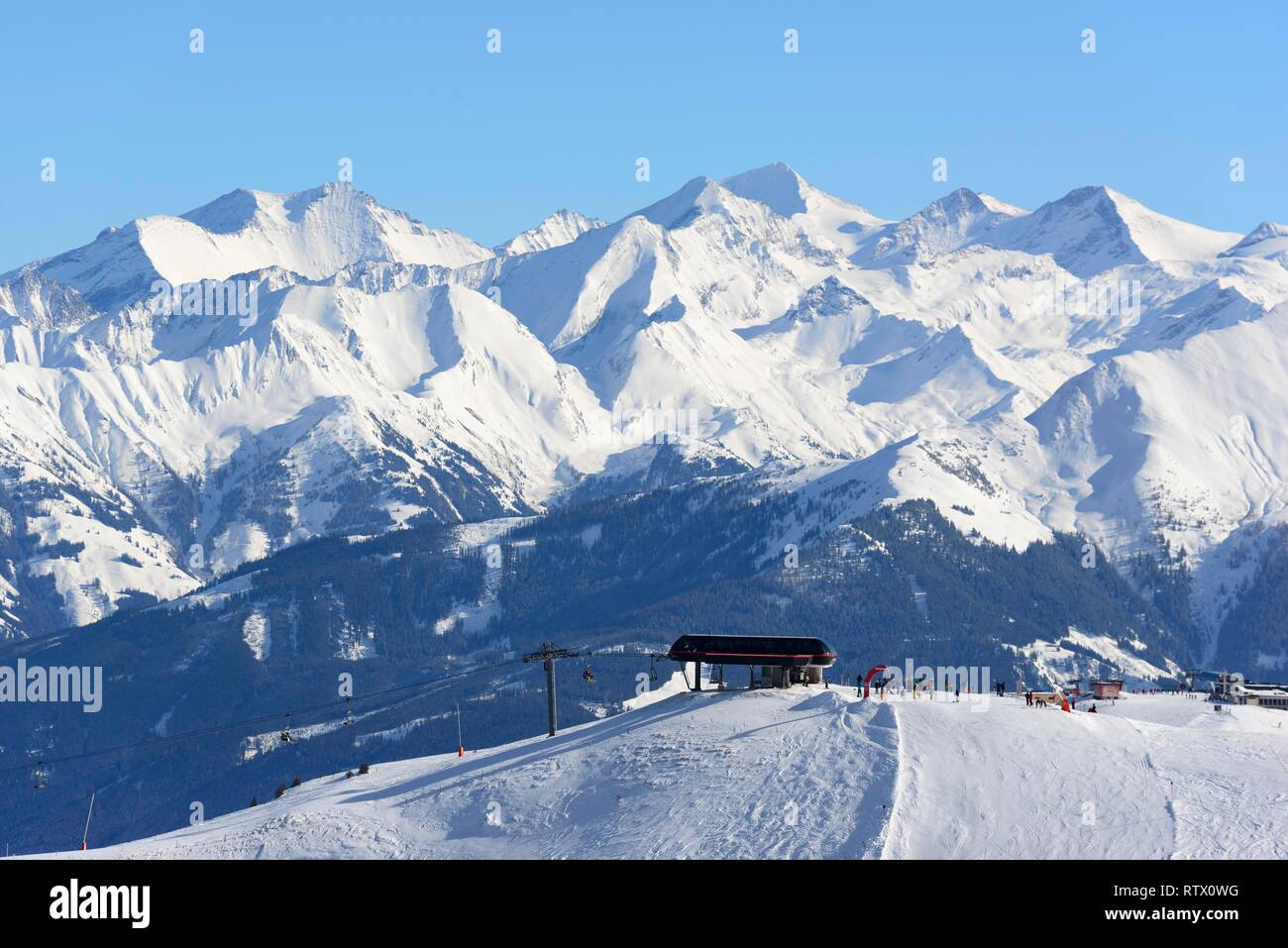 Chair lift in the ski area on the Resterhöhe in front of the mountain massif Hohe Tauern with Großer Wiesbachhorn and Stock Photo