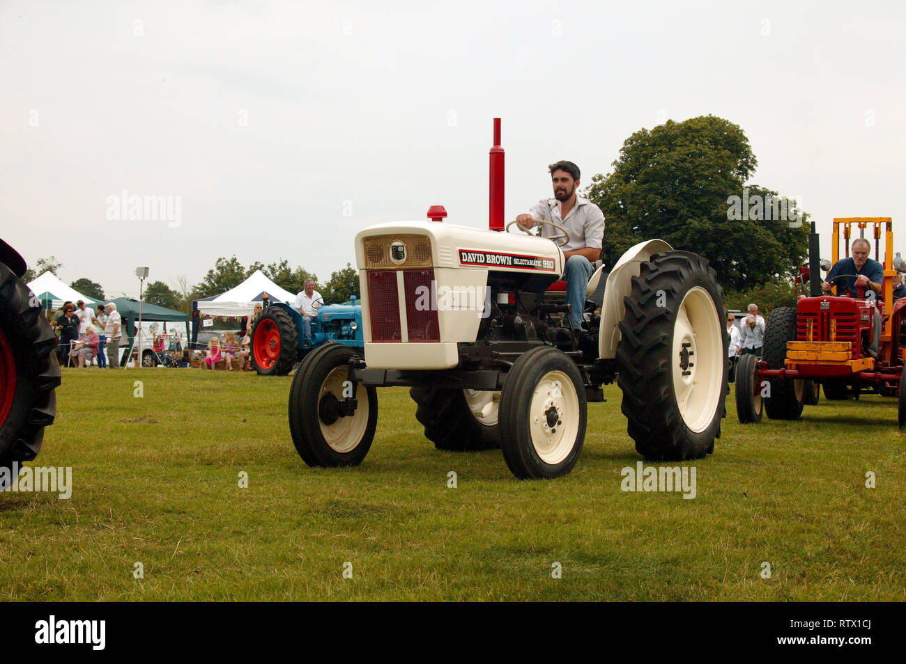 David brown 990 tractor hires stock photography and images Alamy
