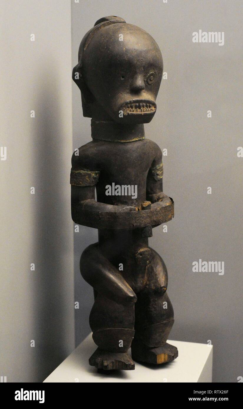 Figura de Antepasado 'Bieri'. Madera y hierro. Cultura Fang (siglo XIX). Guinea Ecuatorial, Africa. Museo de América. Madrid. España. Stock Photo