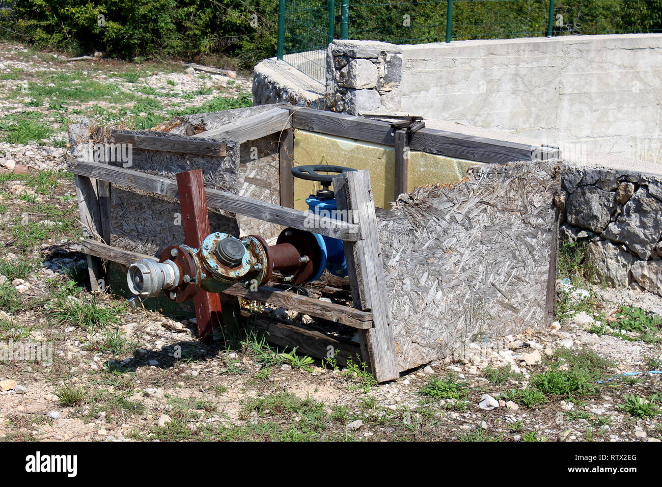 Complex connection of multiple pipeline connectors with metal valve