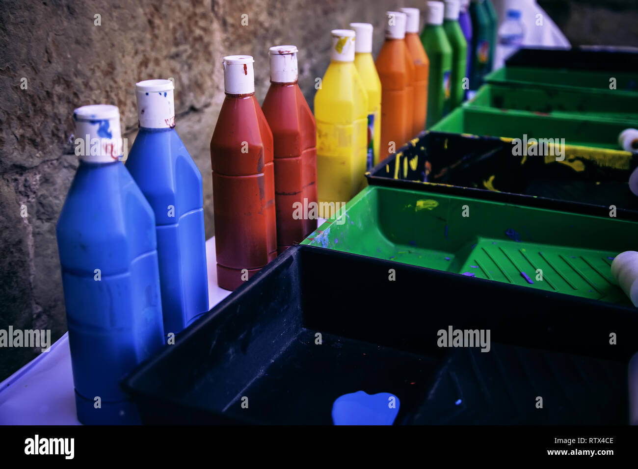 Spray paint can row hi-res stock photography and images - Alamy