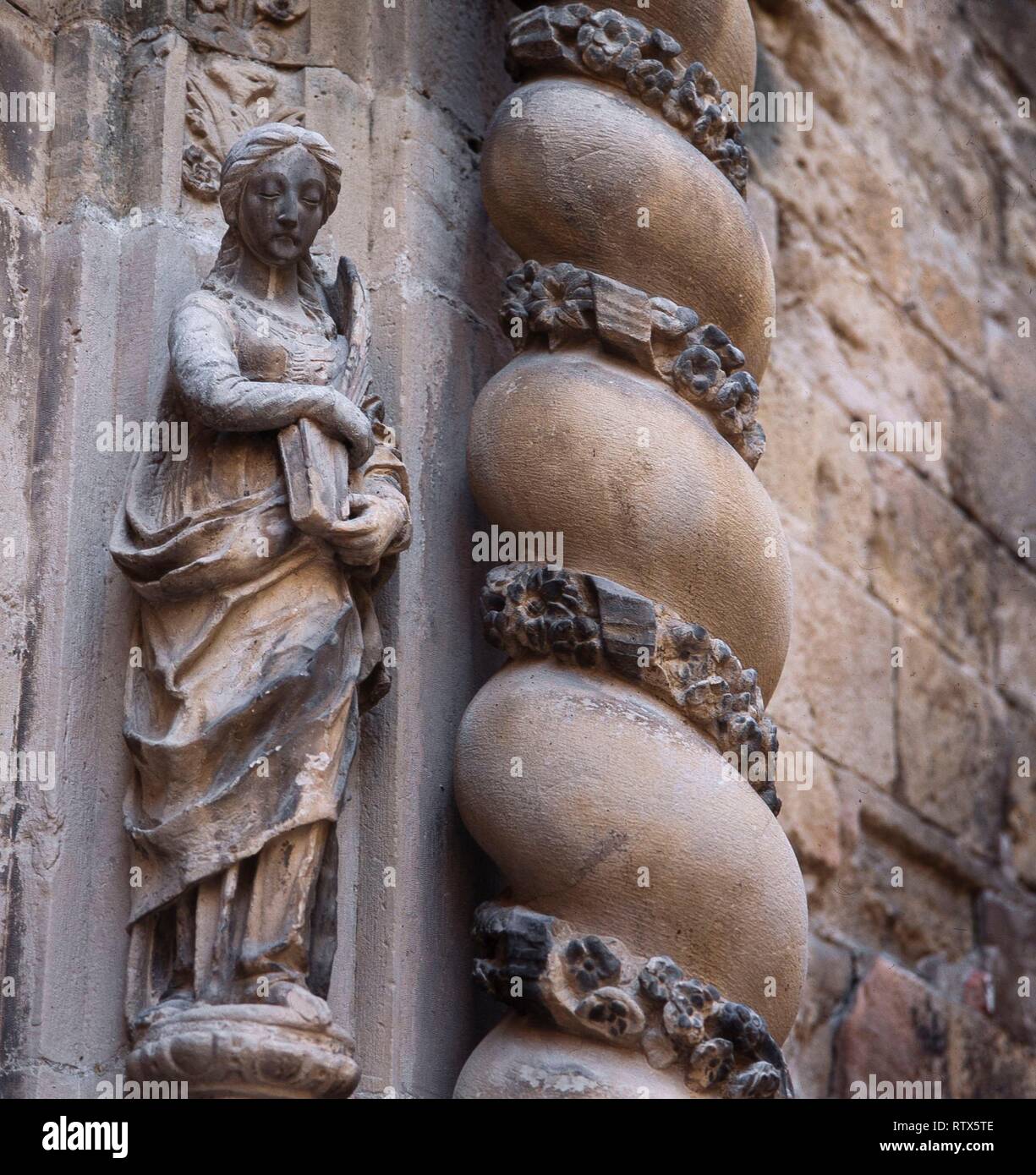 Columna salomónica y escultura en la fachada de la olivera de la catedral de Tortosa, Siglo XVIII, Tarragona. Stock Photo