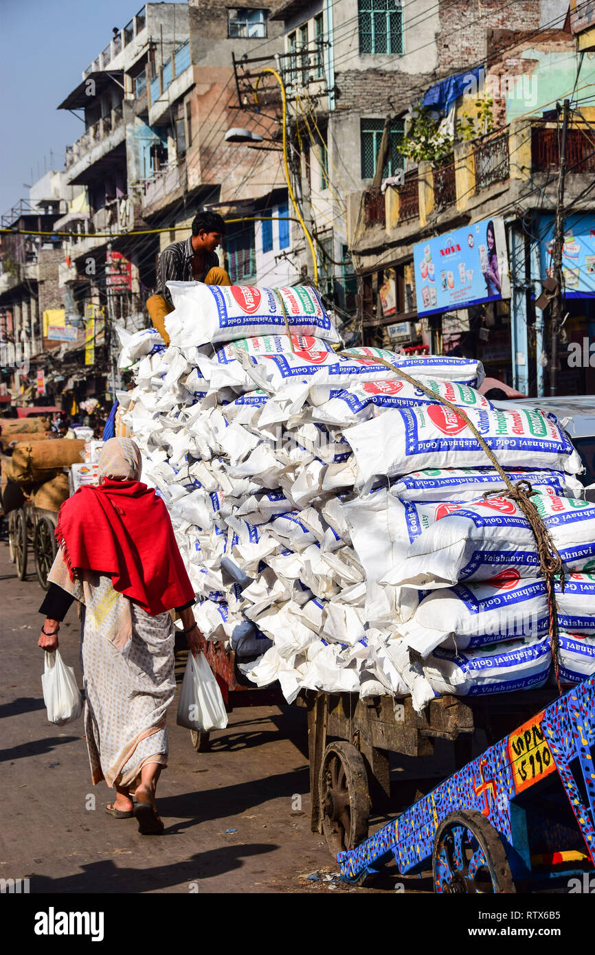Indian woman walks through Khari Baoli,  Bustling Indian Wholesale Spice Market, Old Delhi, India Stock Photo