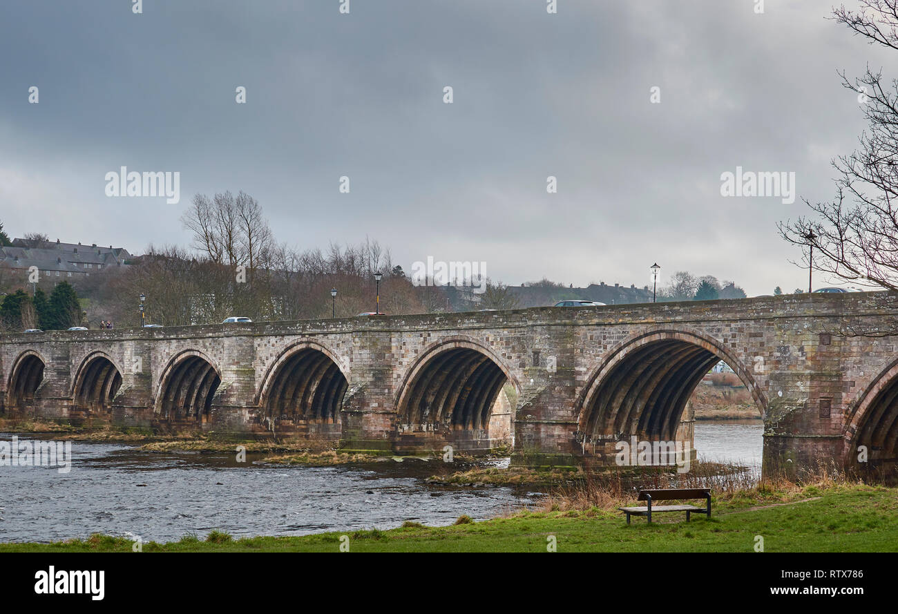 BRIDGE OF DEE A90 ROAD OVER RIVER DEE ABERDEEN SCOTLAND ENDLESS TRAFFIC ON THE OLD BRIDGE Stock Photo