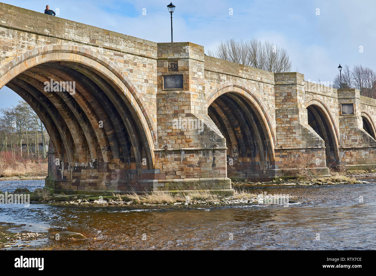 BRIDGE OF DEE A90 ROAD OVER RIVER DEE ABERDEEN SCOTLAND THE ARCHES OF THE OLD BRIDGE ON THE UPSTREAM SIDE Stock Photo