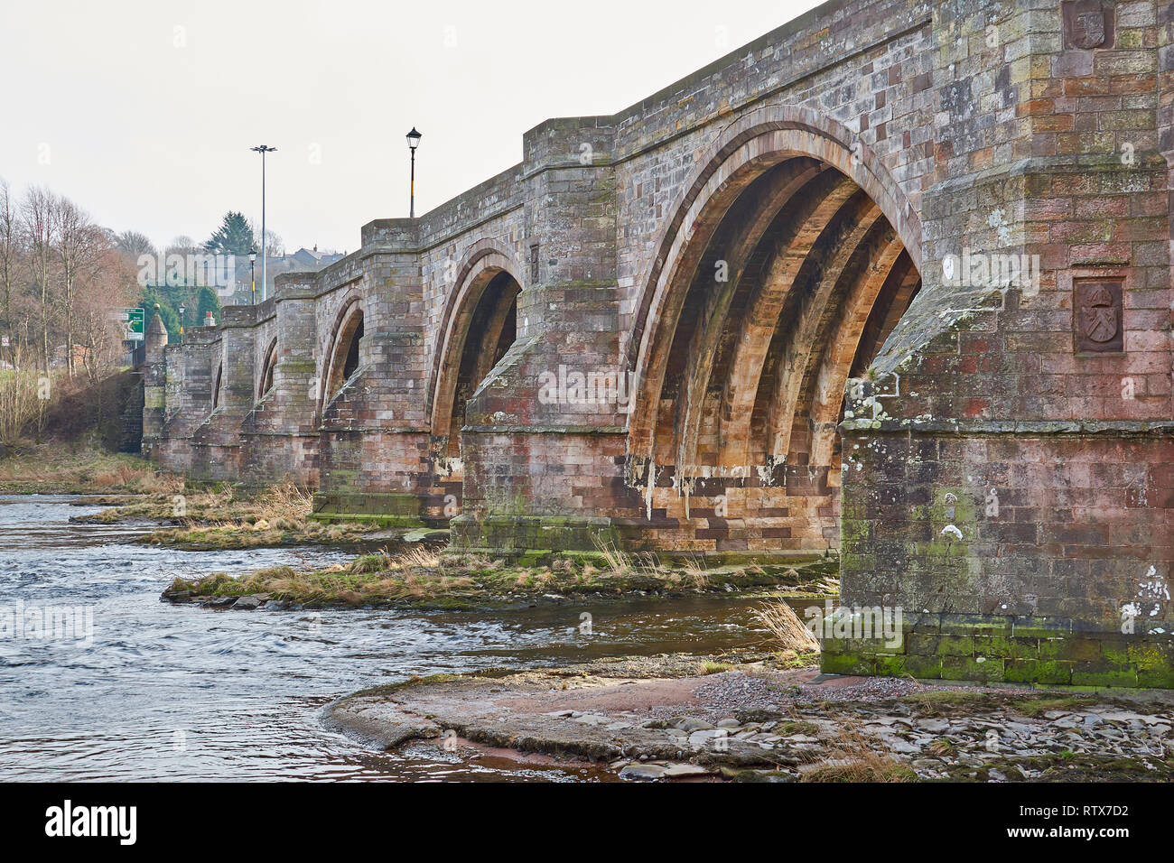 BRIDGE OF DEE A90 ROAD OVER RIVER DEE ABERDEEN SCOTLAND THE ARCHES OF THE OLD BRIDGE Stock Photo