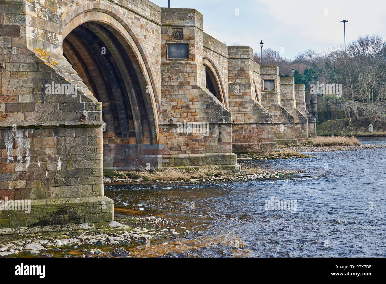 BRIDGE OF DEE A90 ROAD OVER RIVER DEE ABERDEEN SCOTLAND THE STONE BUTRESSES FACING UPSTREAM Stock Photo