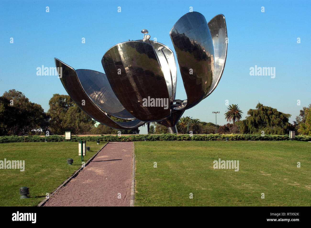 'Floralis generica', a steel flower sculpture by Eduardo Catalano located in Plaza de Las Naciones Unidas, Buenos Aires, Argentina Stock Photo